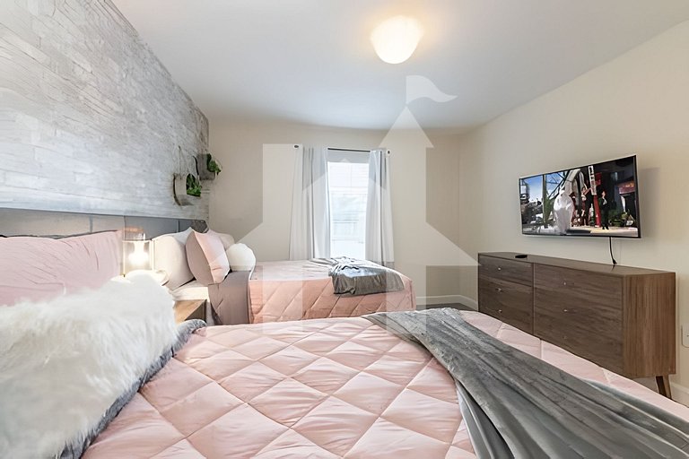 4BR Storey Lake w/ Pool & Mickey Room