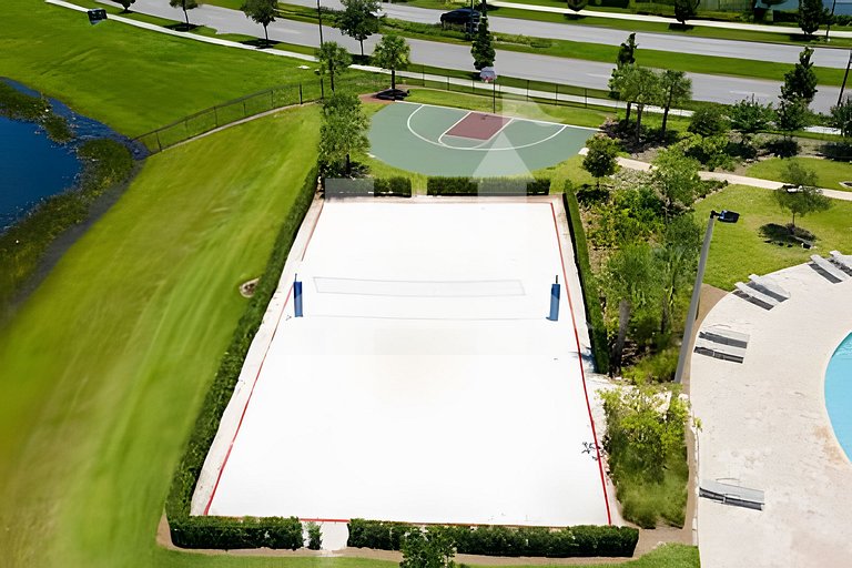 4BR Storey Lake w/ Pool & Mickey Room