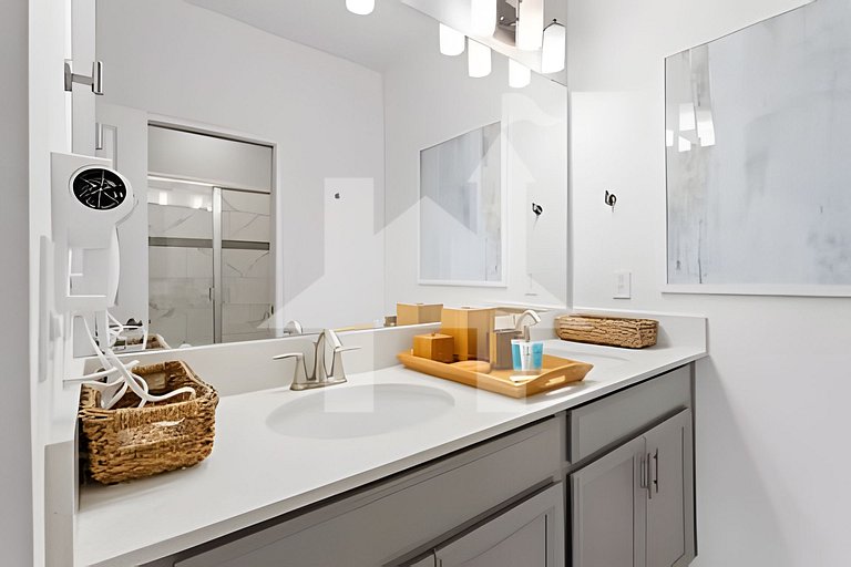 6BR Storey Lake Villa w/ Pool, Spa & EV Charger