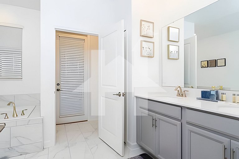 9BR Villa w/ Pool & Game Room Near Disney