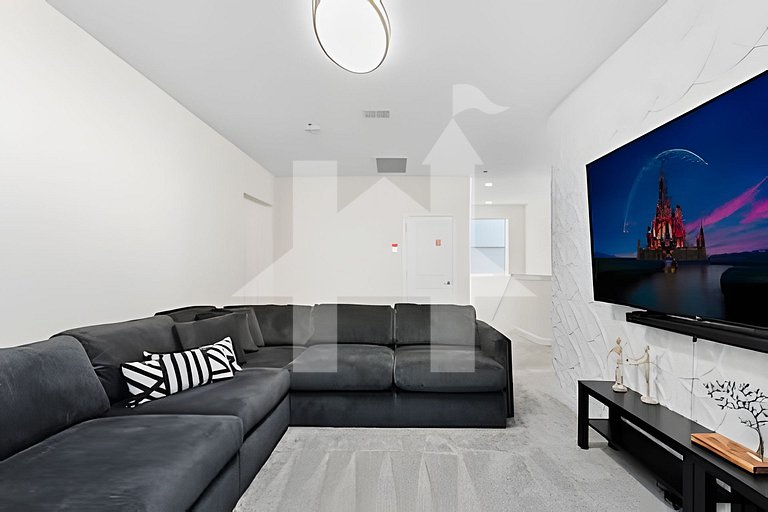 6BR Villa w/ Pool & Themed Rooms