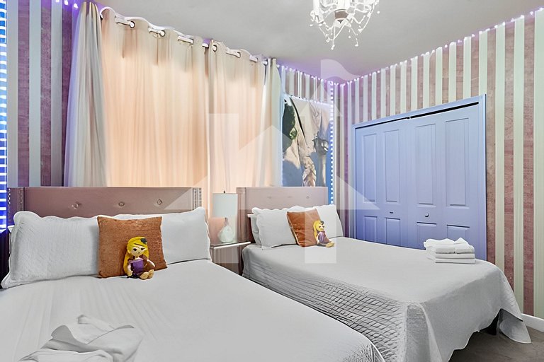 5BR Villa w/ Pool & Game Room near Disney