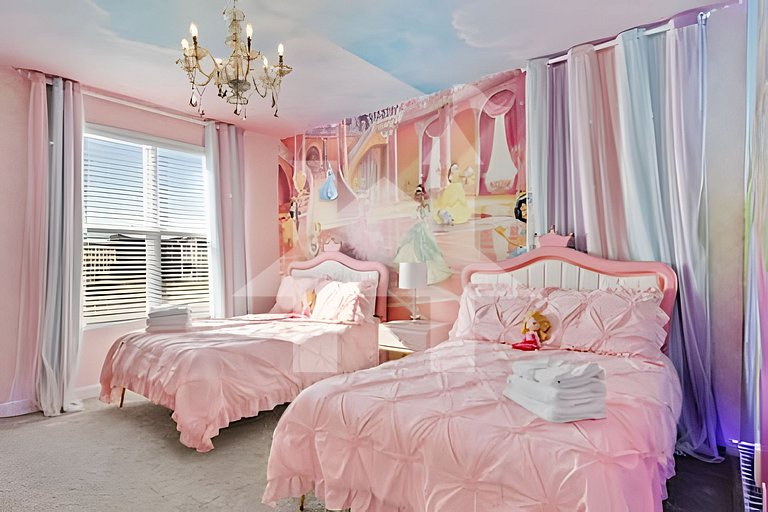 5BR Villa w/ Pool, Game Room + Themes Near Disney