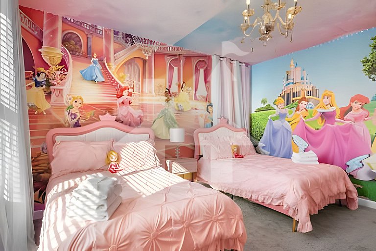 5BR Villa w/ Pool, Game Room + Themes Near Disney