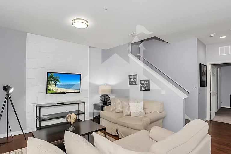 Stylish 4BR Townhome – 10 Min to Disney!