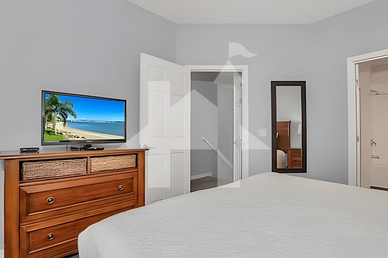 Stylish 4BR Townhome – 10 Min to Disney!