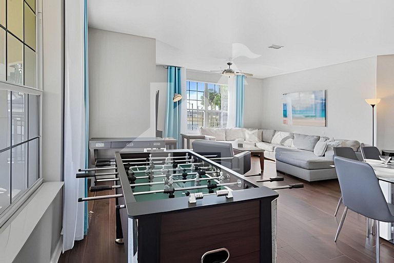 Vista Cay 4BR Condo w/ Balcony & Foosball Fun