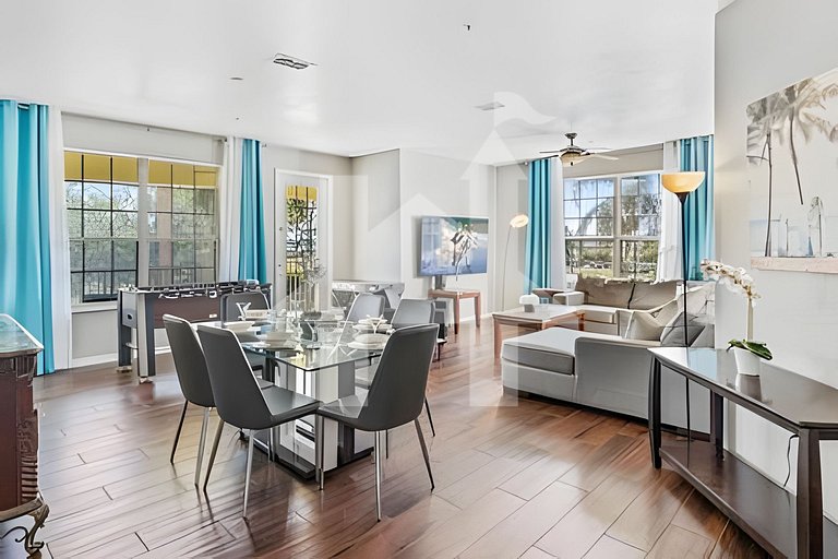 Vista Cay 4BR Condo w/ Balcony & Foosball Fun