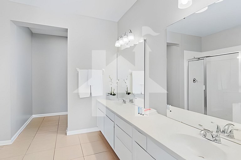 Vista Cay 4BR Condo w/ Balcony & Foosball Fun