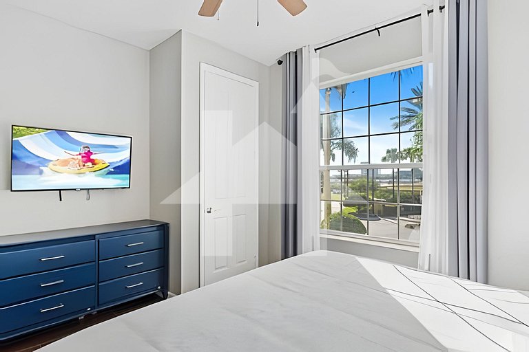 Vista Cay 4BR Condo w/ Balcony & Foosball Fun