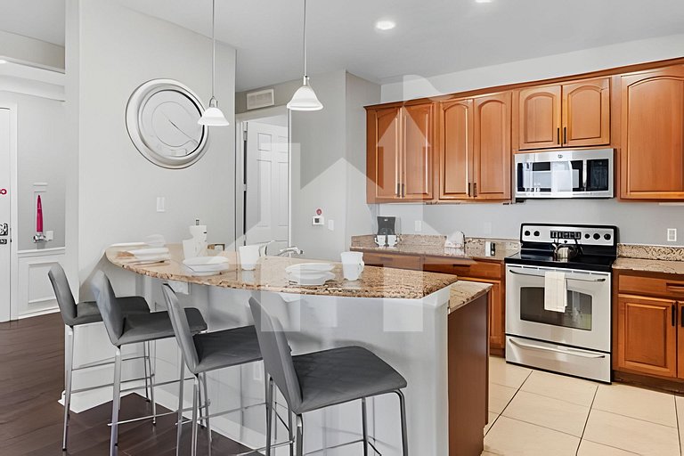 Vista Cay 4BR Condo w/ Balcony & Foosball Fun