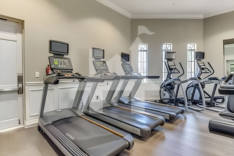 Vista Cay 4BR Condo w/ Balcony & Foosball Fun