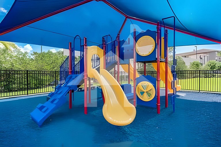 Vista Cay 4BR Condo w/ Balcony & Foosball Fun