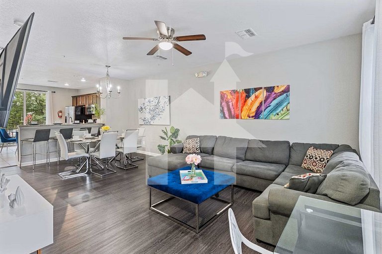 Modern 3BR Condo with Balcony at Vista Cay