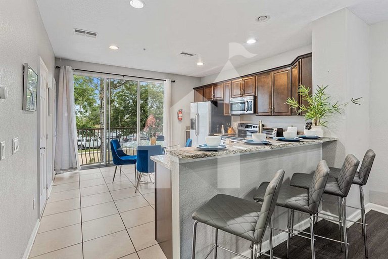 Modern 3BR Condo with Balcony at Vista Cay