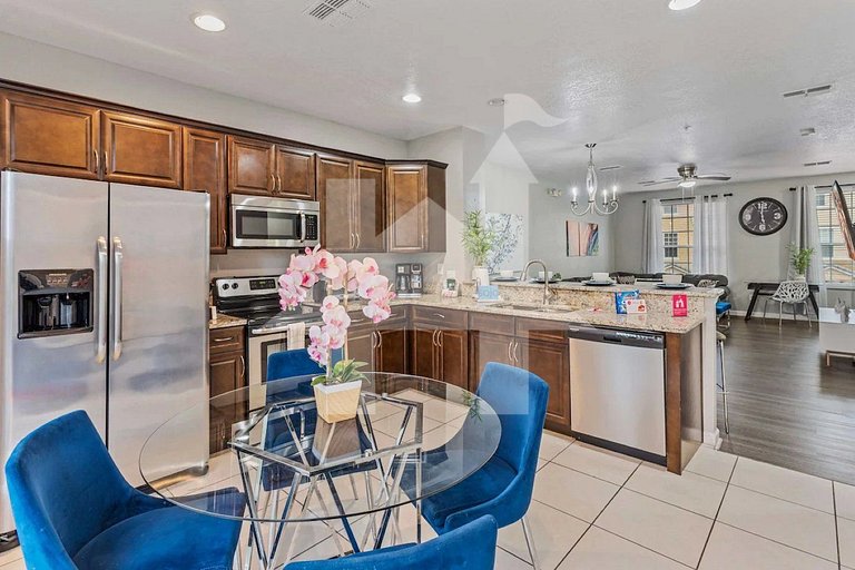 Modern 3BR Condo with Balcony at Vista Cay