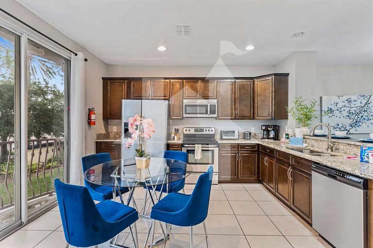 Modern 3BR Condo with Balcony at Vista Cay