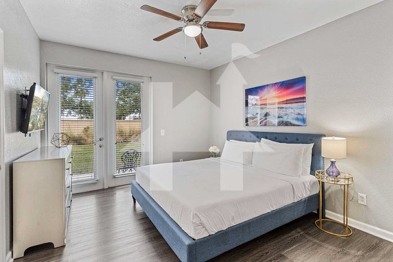 Modern 3BR Condo with Balcony at Vista Cay