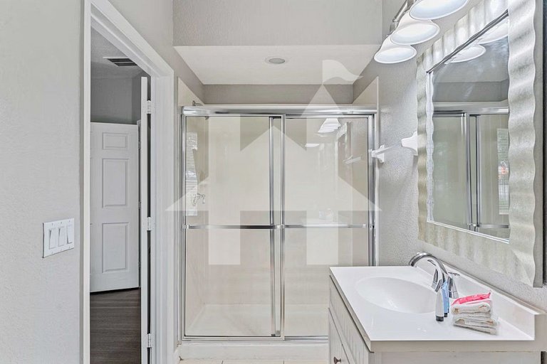 Modern 3BR Condo with Balcony at Vista Cay