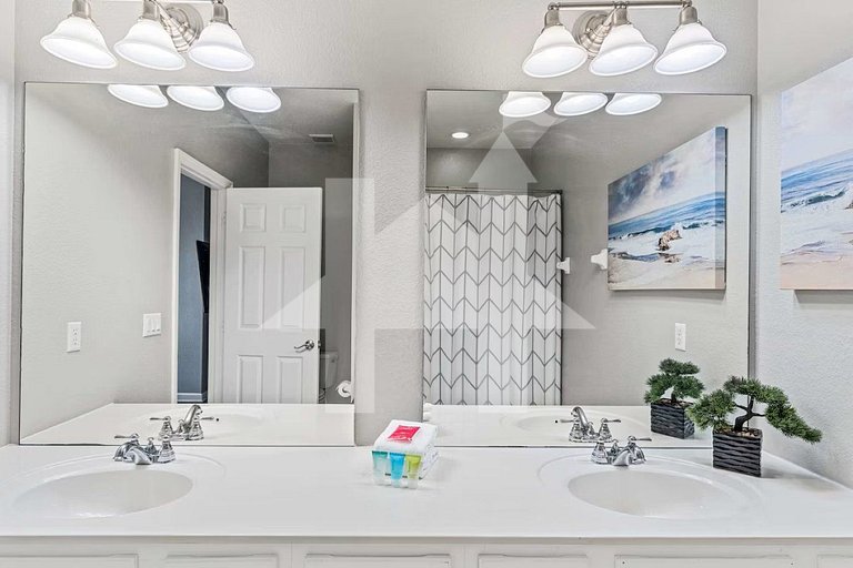 Modern 3BR Condo with Balcony at Vista Cay