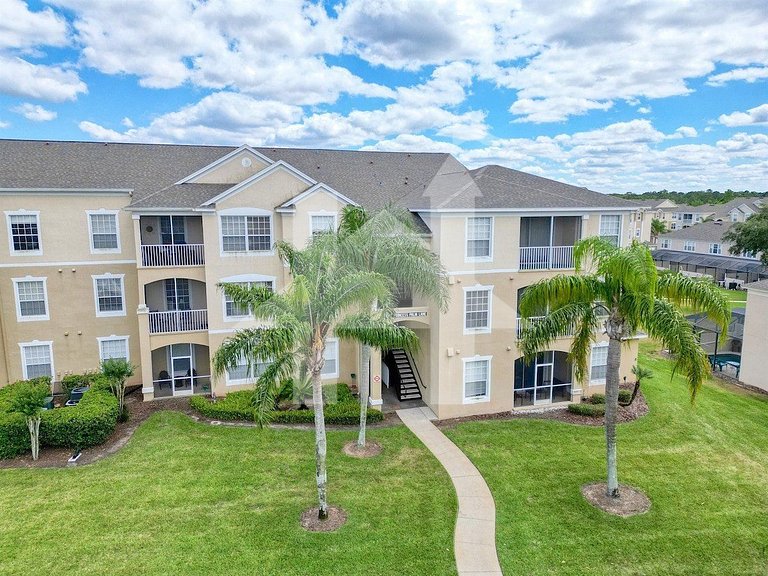 Vista Cay 3BR Condo w/ Balcony & Resort Pool