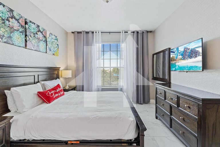 Vista Cay 3BR Condo w/ Balcony & Resort Pool