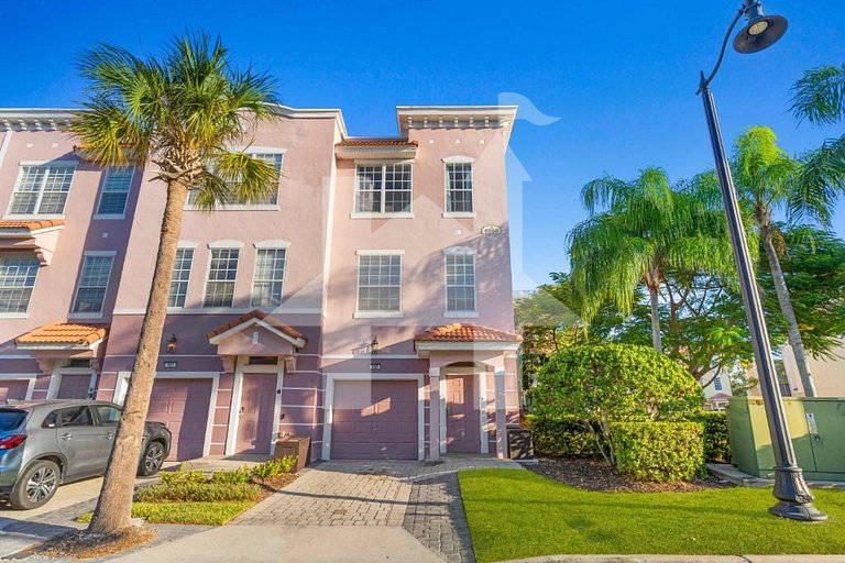 Modern 3BR Vista Cay Townhome