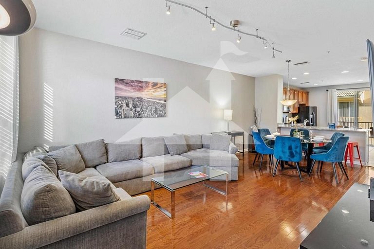 Modern 3BR Vista Cay Townhome