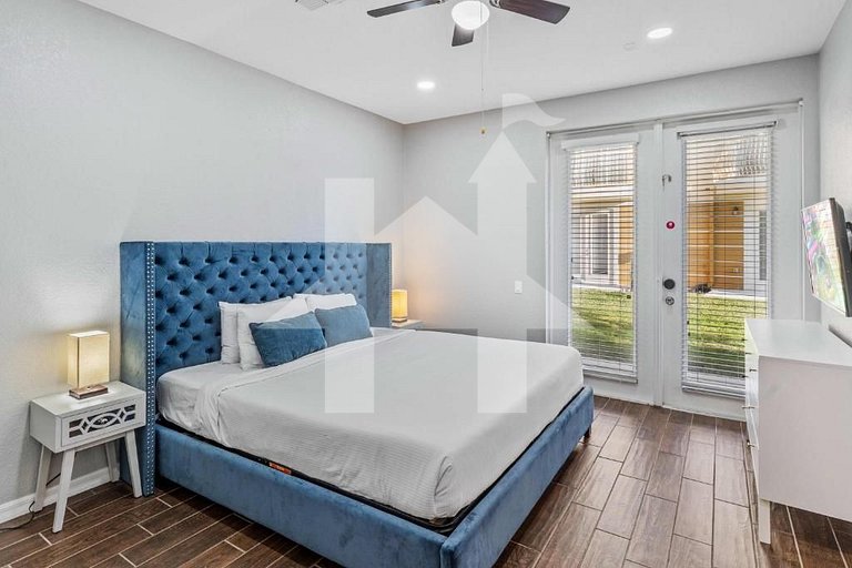 Modern 3BR Vista Cay Townhome