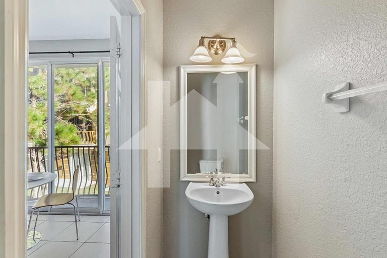 Modern 3BR Vista Cay Townhome