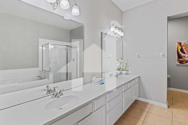 Spacious 4BR Vista Cay Retreat near Universal