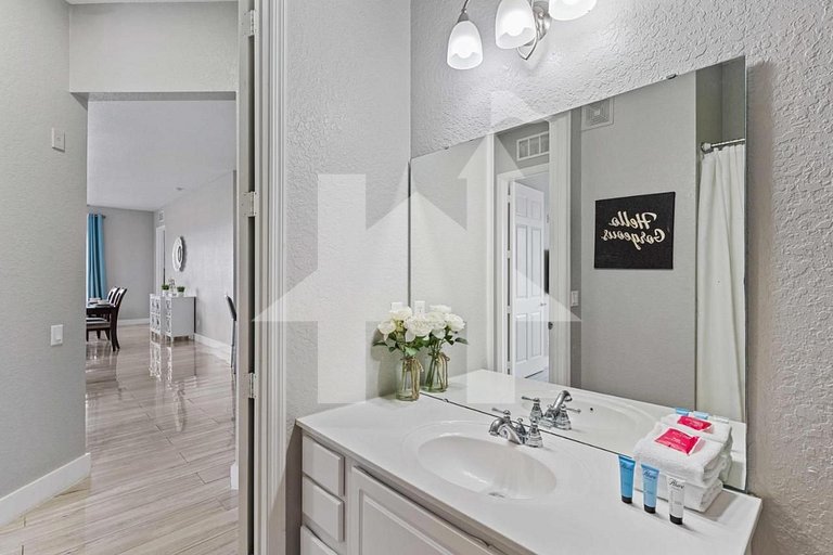 Spacious 4BR Vista Cay Retreat near Universal