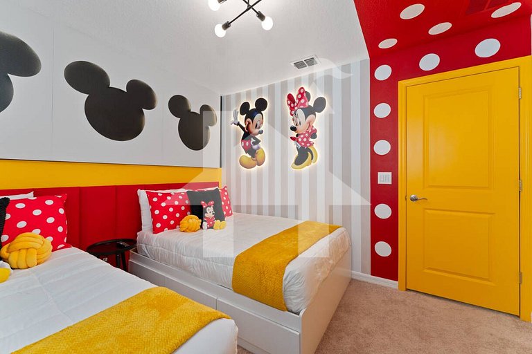 Themed 5BR Home w/ Pool · Windsor Island Resort