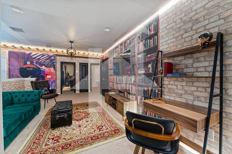 Themed 5BR Home w/ Pool · Windsor Island Resort