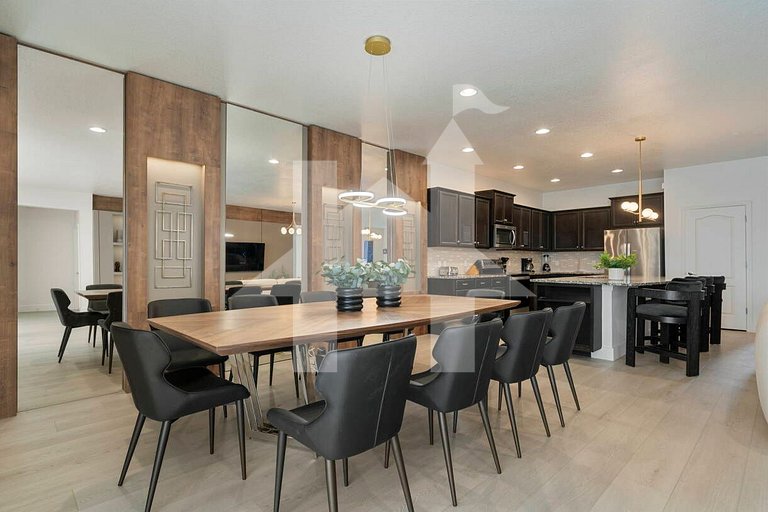 Vacation Home Near Disney, 8 bedrooms