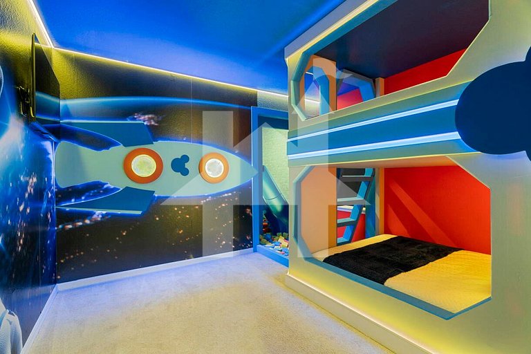 Vacation Home Near Disney, 8 bedrooms