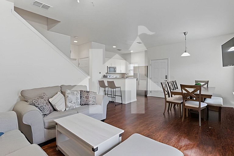 4BR Villa near Disney w/ Pool & Jacuzzi Access