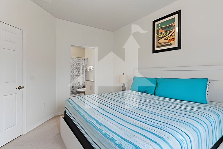 4BR Villa near Disney w/ Pool & Jacuzzi Access