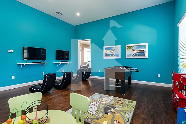 4BR Villa near Disney w/ Pool & Jacuzzi Access