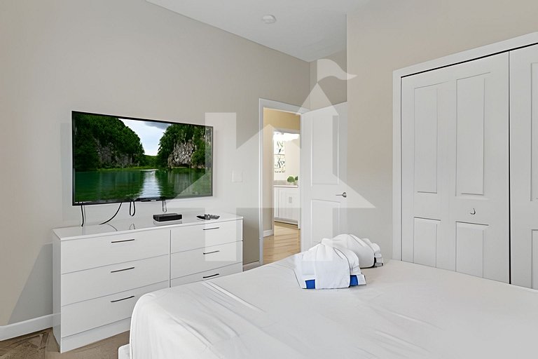 Family 5BR Getaway mins to Disney + Pool