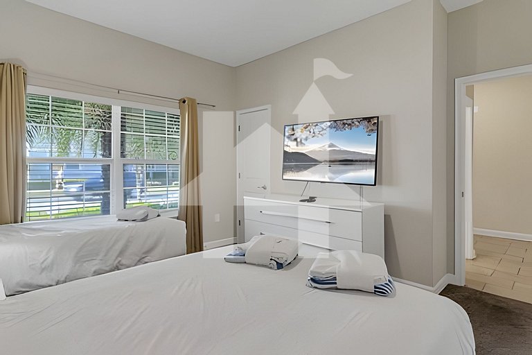 4BR Storey Lake Home, Sleeps 10