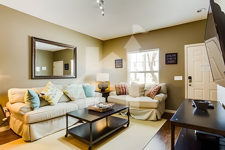 Elegant 3-Bedroom Home Close to Disney