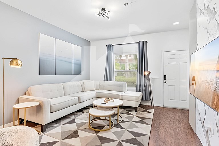 Modern 3BR Condo near Disney + Resort Pool