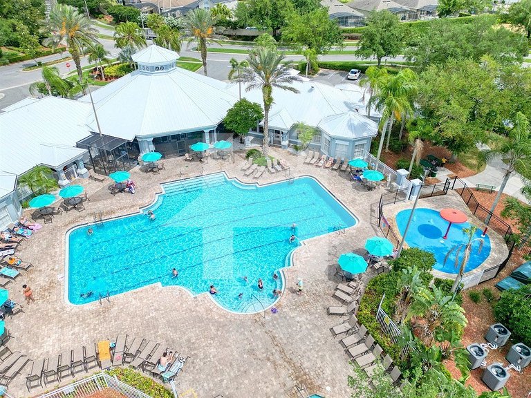 Vila Luxuosa 5 Quartos com Piscina e Lazer