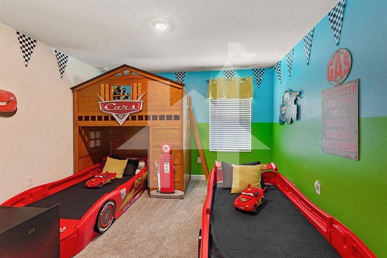 Vacation Home Near Disney, 8 bedrooms