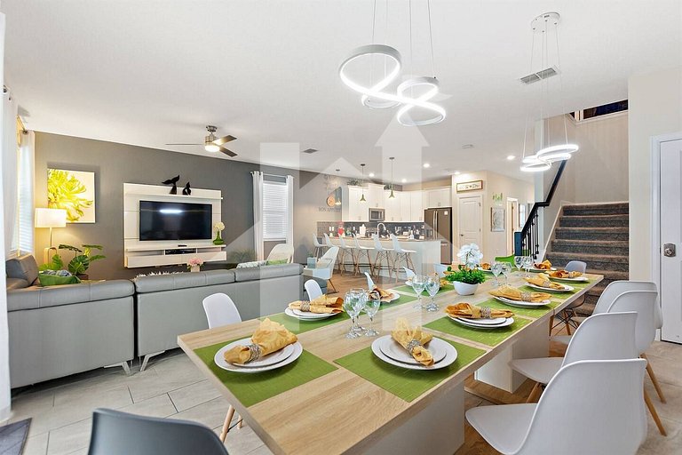 Vacation Home Near Disney, 8 bedrooms