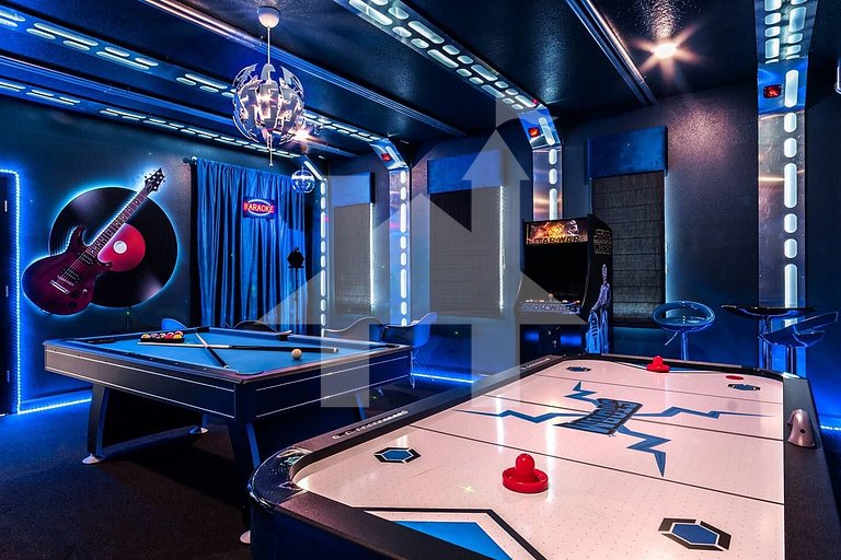 Vacation Home Near Disney, 8 bedrooms