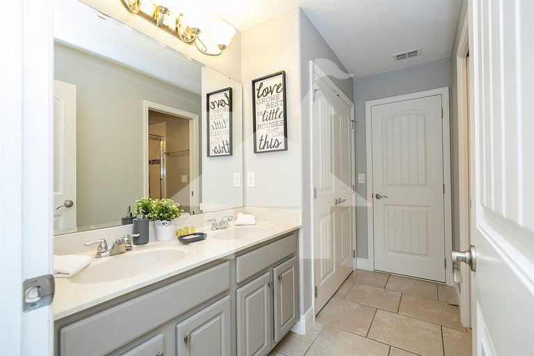 Vacation Home Near Disney, 6 bedrooms