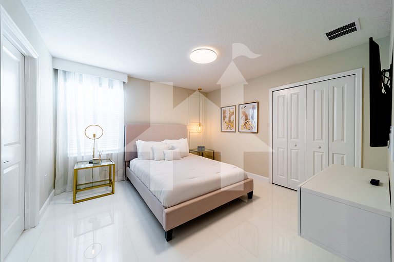 Vacation Home Near Disney, 9 bedrooms