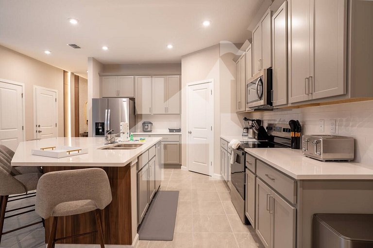 Vacation Home Near Disney, 8 bedrooms